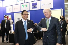 Thủ tướng Phạm Minh Chính tiếp Tổng Giám đốc điều hành WB Alex Van Trotsenburg. (Ảnh: Dương Giang/TTXVN) 