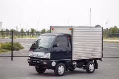 Trong bối cảnh giá xăng giảm thấp hơn giá dầu, xe tải Suzuki càng đem đến nhiều lợi thế về chi phí nhiên liệu. (Nguồn: Vietnam+) 