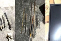 Tang vật và hung khí tại hiện trường trong vụ án. (Ảnh: TTXVN phát) 