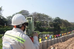 Các kỹ sư, công nhân làm việc tại dự án kênh Tham Lương-Bến Cát-rạch Nước Lên. (Ảnh: Tiến Lực/TTXVN)