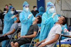 Lấy mẫu xét nghiệm COVID-19. (Ảnh: Thành Đạt/TTXVN)