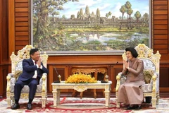 Chủ tịch Quốc hội Vương quốc Campuchia Khuon Sudary tiếp Đại sứ Nguyễn Huy Tăng. (Ảnh: Huỳnh Thảo/TTXVN)