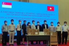 Lễ tiếp nhận thiết bị y tế của Tập đoàn Sembcorp. (Ảnh: TTXVN phát) 