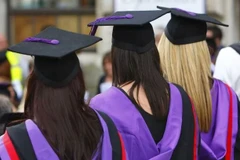 Luật hiện hành cho phép các sinh viên sau tốt nghiệp học các khóa học 9 tháng hoặc lâu hơn có thể đưa theo bạn đời hoặc con cái tới Anh. (Nguồn: Yahoo)