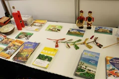 Một số ấn phẩm trưng bày về du lịch Việt Nam. (Ảnh: Trung Dũng/TTXVN) 