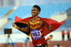 Niềm vui của vận động viên Felisberto De Deus (Timor Lester) khi giành huy chương Bạc nội dung chạy 10.000 nam. (Ảnh: Huy Hùng/TTXVN) 