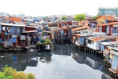 Nhà lụp xụp trên rạch Ụ Cây tại quận 8. (Nguồn: qhkt.hochiminhcity.gov.vn) 