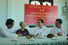 Phó Chủ tịch Thường trực Quốc hội Trần Thanh Mẫn và Bí thư Tỉnh ủy Long An Nguyễn Văn Được thăm Mẹ Việt Nam Anh hùng Phạm Thị Uyển, ngụ phường 4, thành phố Tân An. (Ảnh: Thanh Bình/TTXVN)