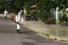 Phun thuốc khử khuẩn ở Quảng Trị. (Ảnh: Nguyên Lý/TTXVN) 