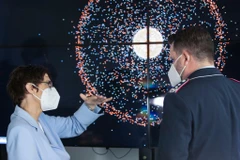 Bộ trưởng Quốc phòng Đức Annegret Kramp-Karrenbauer trao đổi với một quan chức quân đội. (Nguồn: DPA) 