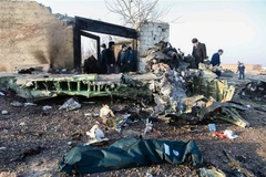 Hiện trường vụ rơi máy bay của Hãng hàng không quốc tế Ukraine gần sân bay Imam Khomeini ở Tehran, Iran, ngày 8/1/2020. (Nguồn: AFP/TTXVN)