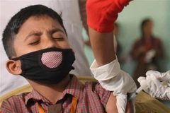 Nhân viên y tế tiêm vaccine phòng COVID-19 cho học sinh tại Agartala, bang Tripura, Ấn Độ, ngày 16/3/2022. (Ảnh: THX/ TTXVN) 