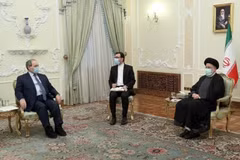 Tổng thống Iran Ebrahim Raisi tiếp Ngoại trưởng Syria Faisal Mekdad. (Nguồn: almayadeen.net) 