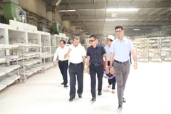 Đoàn đại biểu của Đại sứ quán Việt Nam tại Algeria tham quan nhà máy sản xuất sứ vệ sinh của Tập đoàn GFR tại tỉnh Chlef. (Ảnh: Trung Khánh/Vietnam+)