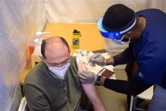 Nhân viên y tế tiêm vaccine ngừa COVID-19 cho người dân ở New York, Mỹ. (Ảnh: AFP/TTXVN) 