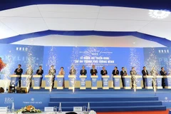 Các đại biểu thực hiện nghi thức công bố triển khai Dự án Thành phố Thông minh. (Ảnh: Mạnh Khánh/TTXVN)