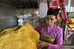 Người phụ nữ Mường đam mê giữ gìn nghề dệt vải thổ cẩm truyền thống