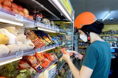 Người dân mua sắm tại một siêu thị ở Thành phố Hồ Chí Minh. (Ảnh: Hồng Đạt/TTXVN)