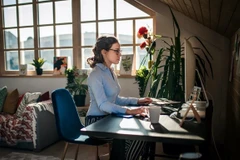 Làm việc tại nhà. (Nguồn ảnh: Đẹp/Vietnam+) 