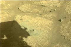 Tàu thám hiểm sao Hỏa Perseverance khoan lỗ vào nền của miệng núi lửa Jezero để lấy mẫu đá, ngày 6/8/2021. (Ảnh: AFP/TTXVN) 