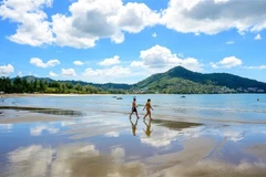 Khách du lịch tại Phuket, Thái Lan. (Ảnh: AFP/TTXVN)