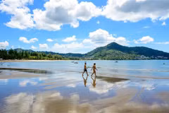 Khách du lịch tại Phuket, Thái Lan. (Ảnh: AFP/TTXVN)