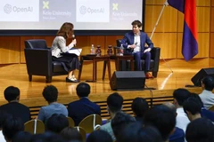 Giám đốc điều hành Open AI, người sáng tạo ChatGPT, ông Sam Altman (phải), phát biểu tại Đại học Keio ở Tokyo, Nhật Bản, ngày 12/6/2023. (Ảnh: Kyodo/TTXVN)