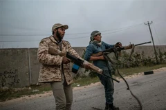 Lực lượng Chính phủ Đoàn kết dân tộc Libya (GNA) trong cuộc giao tranh với Lực lượng quân đội miền Đông (LNA) tại Tripoli ngày 2/4/2020. (Nguồn: THX/TTXVN) 
