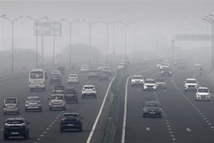 Khói mù ô nhiễm bao phủ dày đặc tại New Delhi, Ấn Độ. (Ảnh: AFP/TTXVN)