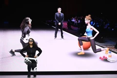 Tập đoàn Samsung giới thiệu một hệ thống có tên GEMS (trong ảnh), sử dụng nhiều động cơ nhỏ kết nối với hông hoặc đầu gối để giúp người dùng hoàn tất những bài vận động chi. (Nguồn: AFP/TTXVN) 