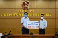 Lễ tiếp nhận số tiền và hiện vật ủng hộ người dân một số địa phương phòng chống dịch COVID-19 do ông Nguyễn Hoài Bắc, kiều bào Canada, trao tặng. (Nguồn: nld.com.vn) 