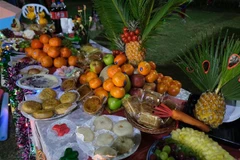 Mâm cỗ trông Trăng do các cán bộ các cơ quan đại diện Việt Nam tại Nam Phi chuẩn bị trong đêm hội trăng rằm vui đón Trung Thu. (Ảnh: Hồng Minh/TTTXVN) 