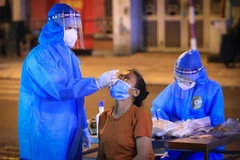 Lấy mẫu xét nghiệm COVID-19. (Ảnh: Thành Đạt/TTXVN) 