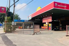 Nhiều cây xăng trên địa bàn đang tạm dừng hoạt động. (Ảnh: Huyền Trang/TTXVN)