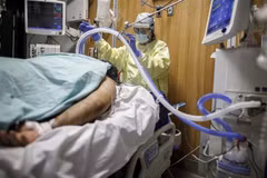 Điều trị cho bệnh nhân nhiễm COVID-19 tại bệnh viện ở Toronto, Ontario, Canada. (Ảnh: AFP/TTXVN)
