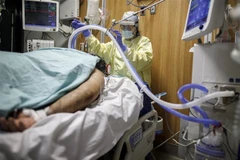 Điều trị cho bệnh nhân nhiễm COVID-19 tại bệnh viện ở Toronto, Ontario, Canada. (Ảnh: AFP/TTXVN)