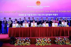 Lễ ký kết thỏa thuận ghi nhớ hợp tác giữa doanh nghiệp Thái Bình và Hàn Quốc. (Ảnh: Thế Duyệt/TTXVN)