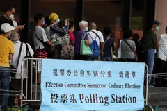 Người dân xếp hàng chờ bỏ phiếu tại Tòa thị chính Sha Tin ở Hong Kong, Trung Quốc, ngày 19/9/2021. (Ảnh: THX/TTXVN) 