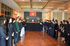 Đại sứ Nguyễn Hải Bằng và toàn thể cán bộ, nhân viên Đại sứ quán Việt Nam và các cơ quan đại diện Việt Nam tại Thái Lan dành một phút mặc niệm tưởng nhớ nguyên Tổng Bí thư Lê Khả Phiêu. (Ảnh: Hữu Kiên/TTXVN) 