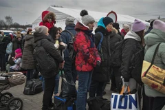 Người tị nạn Ukraine chờ để vào Ba Lan tại cửa khẩu biên giới Medyka, ngày 6/3/2022. (Ảnh: AFP/TTXVN) 