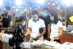 Khách tham quan và mua sắm tại các gian hàng. (Ảnh: An Đăng/TTXVN) 