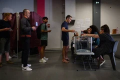 Cử tri bỏ phiếu trong cuộc bầu cử Quốc hội vòng hai tại điểm bầu cử ở Toulouse, Pháp, ngày 7/7/2024. (Ảnh: Getty Images/TTXVN)