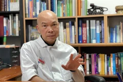 Giáo sư Tiến sỹ-Bác sỹ Đinh Xuân Anh Tuấn, Chủ nhiệm khoa Sinh lý-Khám bệnh, Bệnh viện Cochin Paris, chuyên gia về bệnh phổi và các bệnh đường hô hấp. (Ảnh: Nguyễn Thu Hà/TTXVN) 