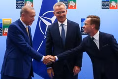 (Từ trái sang) Tổng thống Thổ Nhĩ Kỳ Recep Tayyip Erdogan, Tổng Thư ký NATO Jens Stoltenberg và Thủ tướng Thụy Điển Ulf Kristersson tại cuộc gặp ở Vilnius, Litva ngày 10/7/2023. (Ảnh: AFP/TTXVN)