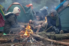 Người di cư tại một trại tạm được dựng lên ở khu vực Grodno, biên giới giữa Belarus với Ba Lan, ngày 10/11/2021. (Ảnh: AFP/TTXVN) 