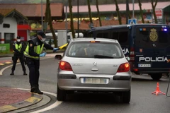 Cảnh sát và lực lượng dân phòng Tây Ban Nha tiến hành kiểm tra tại trạm kiểm soát biên giới với Pháp ở khu vực Dancharia, gần Ainhoa (Pháp), ngày 17/3/2020, trong bối cảnh nước này thực hiện lệnh phong tỏa nhằm ngăn dịch COVID-19 lây lan. (Nguồn: AFP/TTXV