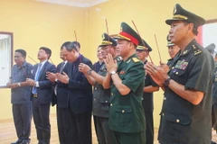 Các đại biểu dâng hương tưởng niệm các Liệt sỹ quân tình nguyện Việt Nam tại nhà thờ và lưu giữ hài cốt Liệt sỹ quân tình nguyện Việt Nam. (Ảnh: Quang Anh/TTXVN)