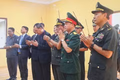 Các đại biểu dâng hương tưởng niệm các Liệt sỹ quân tình nguyện Việt Nam tại nhà thờ và lưu giữ hài cốt Liệt sỹ quân tình nguyện Việt Nam. (Ảnh: Quang Anh/TTXVN)