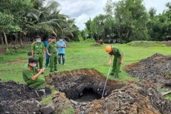 Số chất thải được phát hiện chôn lấp trái phép trong khuôn viên nhà máy xử lý chất thải nguy hại của công ty. (Ảnh: TTXVN phát)