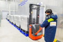 [Photo] Bàn giao hơn 1,2 triệu liều vaccine AstraZeneca cho Bộ Y tế